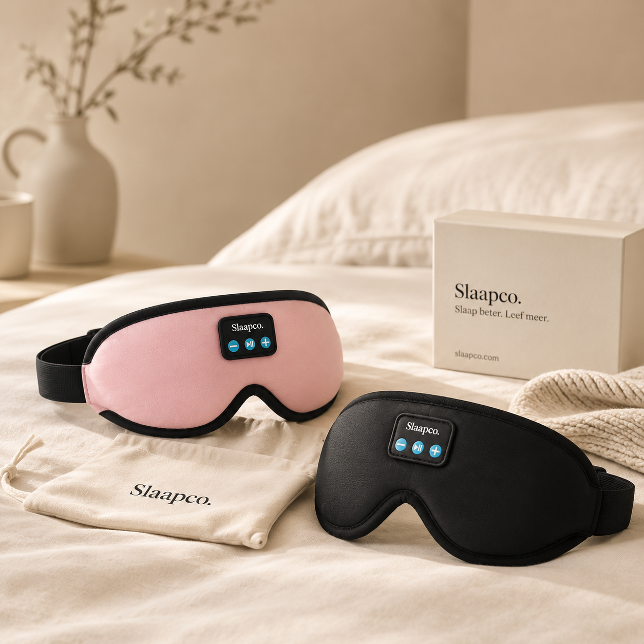 SlaapCo Bluetooth slaapmasker roze en zwart in setting slaapkamer met verpakking